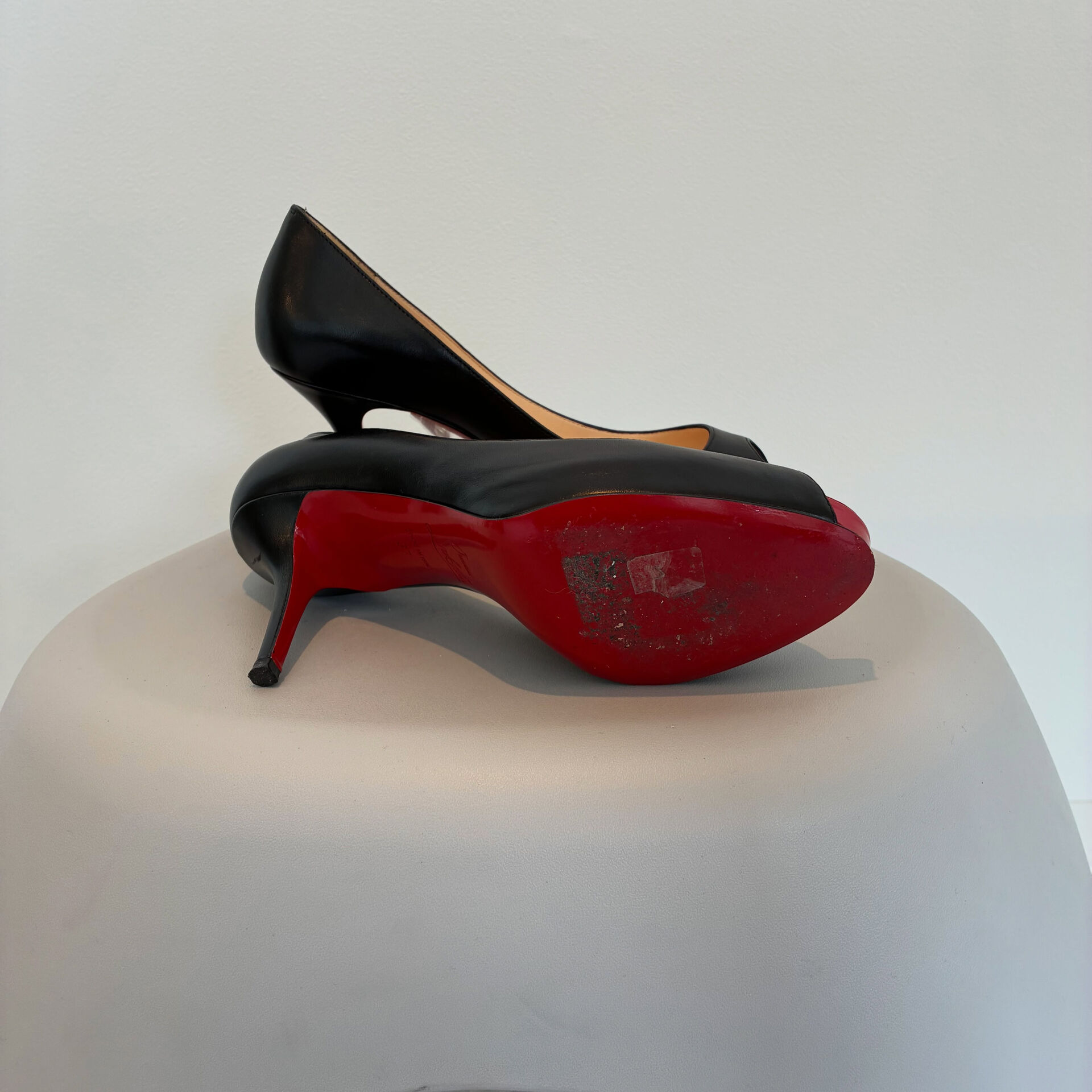 ルブタン パンプスにレッドミラーソール施工修理